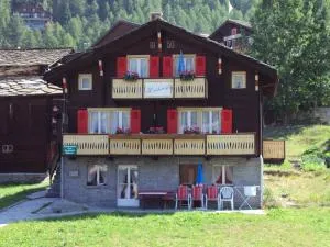 Heiderösli 1st Floor and Attic Apartment - Embd