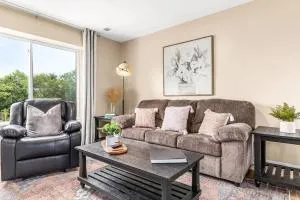 Spacious 1BR Upper Flat in the Heart of Roseville - 罗斯维尔