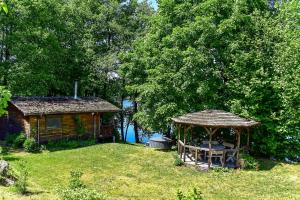 A private, cozy cottage on the shore of the lake, beautiful view