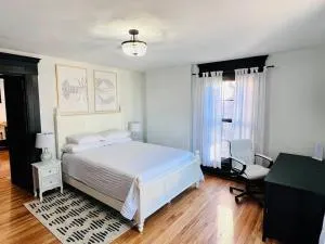 Romantic West End Apartment with Parking - Cash Corner