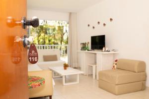 Flat equipado e com varanda no melhor trecho da praia de Muro Alto, beira-mar, piscina, restaurante, wi-fi, a 10 minutos de carro de Porto de Galinhas