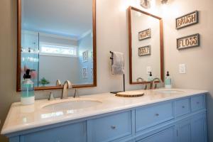 Par-Tee Haus I- Game Room & Hot Tub-Walk to Helen