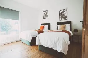 COSY 5bed 2bath Well Equipped House in Coventry City near Amenties makes great DIGS, WI-FI, ON STREET PARKING, SMART TVS IN ROOMS, COOP SHOP 2MINS WALK - Tollbar End