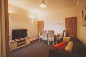 COSY 5bed 2bthrm Well Equipped House in Coventry City near Amenties makes great DIGS, WI-FI, ON STREET PARKING, SMART TVS IN ROOMS, COOP SHOP HS2 CCS PROJECT