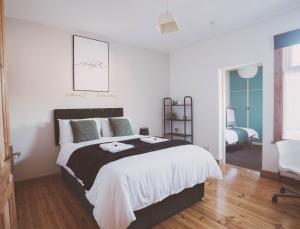 COSY 5bed 2bthrm Well Equipped House in Coventry City near Amenties makes great DIGS, WI-FI, ON STREET PARKING, SMART TVS IN ROOMS, COOP SHOP HS2 CCS PROJECT