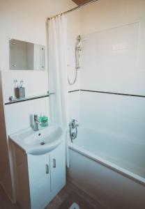 COSY 5bed 2bthrm Well Equipped House in Coventry City near Amenties makes great DIGS, WI-FI, ON STREET PARKING, SMART TVS IN ROOMS, COOP SHOP HS2 CCS PROJECT