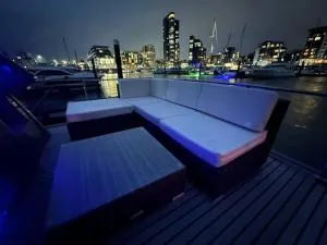 YACHT "X" - 44 FOOT MODERN YACHT ON 5 STAR OCEAN VILLAGE MARINA - minutes away from city centre and cruise terminals, Free parking ,SPA package available! - Hythe