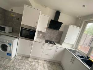 Spacious 3BR Home Family & Contractor Friendly