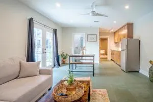 Serene 1 bed guest house with patio sleeps 6 - North Sherman Way