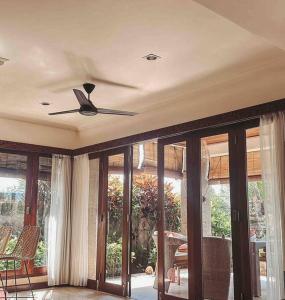 Beautiful Villa Private Pool Walk to Town Center Sunrise Views