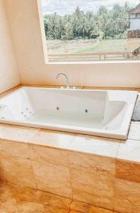 Beautiful Villa Private Pool Walk to Town Center Sunrise Views