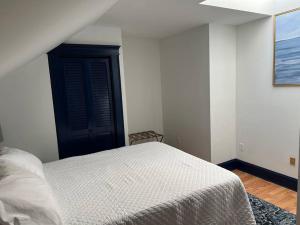 Large West End Penthouse walk to Old Port wParking
