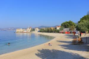 Apartments with a parking space Kastel Gomilica, Kastela - 21630