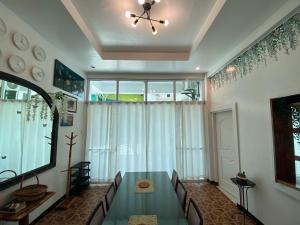 1-BR spacious lofted apartment near BGC Taguig City (THR105)