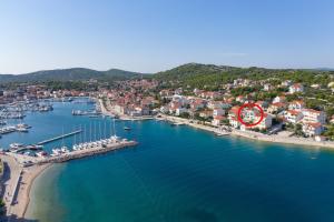 Apartments by the sea Jezera, Murter - 796 - 3hvězdičkové hotely ve městě Jezera