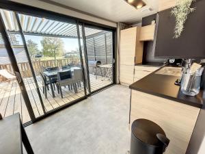 Chalet Jullouville - 6 pers. - Piscine chauffée - Terrasse privative - Proche plage et commerces - FR-1-361-470