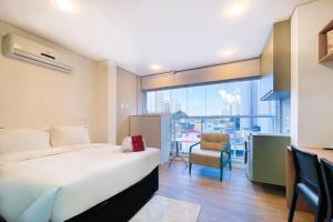 Zainalofts7 ao lado do AACD- Op Art Ibirapuera 53A54A