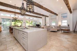 Chateau Rouge - Provincial Home Red Hill