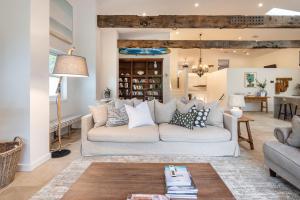 Chateau Rouge - Provincial Home Red Hill