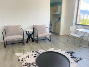 Chic Waikiki Skytower Apartment condo