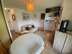 Studio au calme avec balcon, parking couvert et kitchenette équipée! - FR-1-692-90