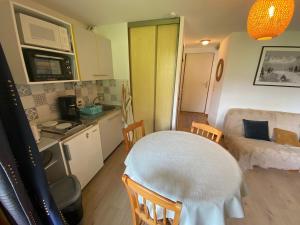 Studio au calme avec balcon, parking couvert et kitchenette équipée! - FR-1-692-90