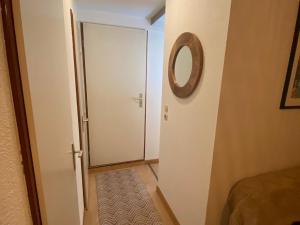 Studio au calme avec balcon, parking couvert et kitchenette équipée! - FR-1-692-90