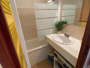 Appartements Studio au calme avec balcon, parking couvert et kitchenette equipee! - FR-1-692-90 : photos des chambres