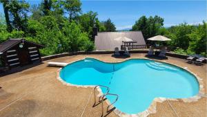 Haleywood, Private 125 acres on Lake Douglas with 2 cabins, Seasonal Pool, Boat Dock, Free Ticket!