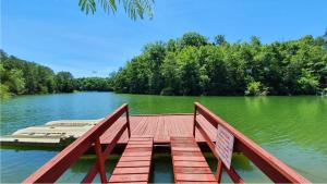 Haleywood, Private 125 acres on Lake Douglas with 2 cabins, Seasonal Pool, Boat Dock, Free Ticket!