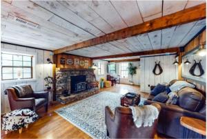 Haleywood, Private 125 acres on Lake Douglas with 2 cabins, Seasonal Pool, Boat Dock, Free Ticket!