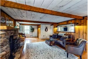 Haleywood, Private 125 acres on Lake Douglas with 2 cabins, Seasonal Pool, Boat Dock, Free Ticket!