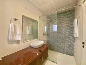 Mirana House - Tasteful, 4BHK Condo near Ram Jhula