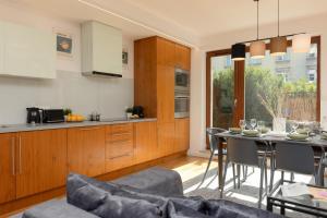 Old Mokotów Spacious Two-bedroom Apartment by Noclegi Renters