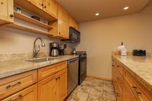 Trails End Skyview Penthouse Condo: Ski InOut, Stroll To Main Street