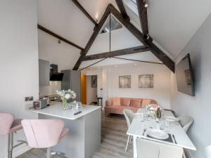 1 bed 40D Dahlia Contemporary town centre apartment - Pass the Keys