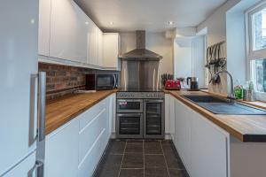 Character Townhouse in Town Centre & Superb Views