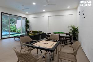 StayVistas Rosso with Outdoor Pool, Theatre-Disc Room & Games Room