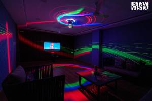 StayVistas Rosso with Outdoor Pool, Theatre-Disc Room & Games Room