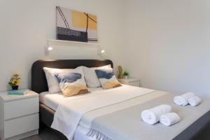 Bright and Modern Triplex with balcony