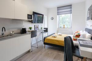 Bright and Modern Triplex with balcony