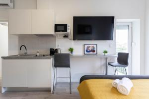 Bright and Modern Triplex with balcony