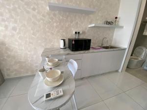 Sky Trees Nflix Make Up Table with Pool & Facilities