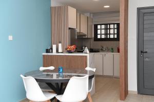 Alexis Apartments - Newly renovated 2-bedroom with swimming pool