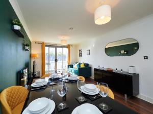 Cosy Emerald Suite - Two Story Duplex Apartment - Balcony - Contractors - Family - City Centre - Broadway Plaza - Five Ways - Sleeps 6