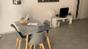 Maisons de vacances Maison tendance avec jardin, centre village, Alpilles, familles : photos des chambres