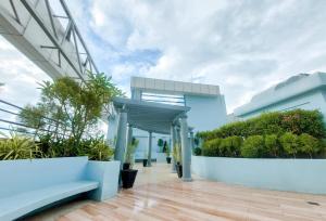 Studio with Balcony at The Loop Tower with Free Parking within Limketkai Center