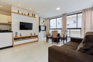 1086 Apartamento novo com 02 vagas de garagem À 100 metros da praia do centro de Bombinhas