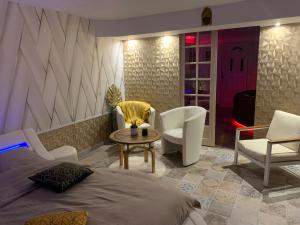 Love hotels Espace detente jacuzzi sauna : photos des chambres