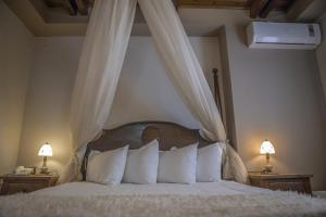 Deluxe Double Room with Lake and Village View